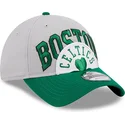 gra-og-gron-justerbar-kurvet-kasket-9twenty-tip-off-2023-fra-boston-celtics-nba-fra-new-era