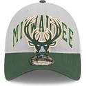 gra-og-gron-justerbar-kurvet-kasket-9twenty-tip-off-2023-fra-milwaukee-bucks-nba-fra-new-era