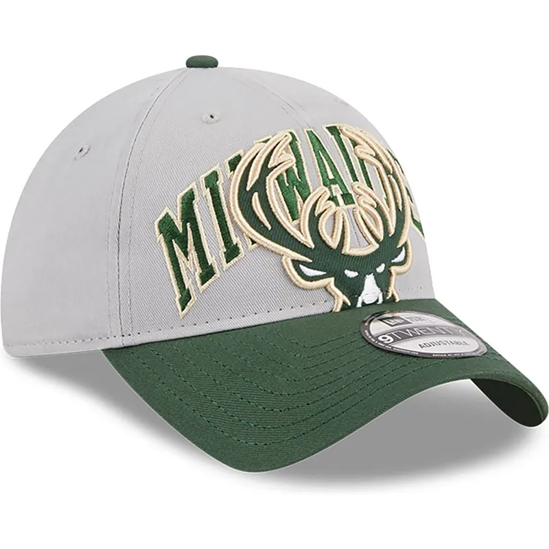 gra-og-gron-justerbar-kurvet-kasket-9twenty-tip-off-2023-fra-milwaukee-bucks-nba-fra-new-era