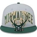 gra-og-gron-fladskygget-snapback-9fifty-tip-off-2023-milwaukee-bucks-nba-kasket-fra-new-era