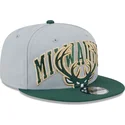 gra-og-gron-snapback-flad-kasket-9fifty-tip-off-2023-fra-milwaukee-bucks-nba-fra-new-era