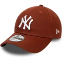 brun-justerbar-9forty-league-essential-kasket-med-buet-skygge-fra-new-york-yankees-mlb-fra-new-era