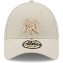 buet-beige-snapback-kasket-med-beige-logo-9forty-tonal-repreve-fra-new-york-yankees-mlb-fra-new-era