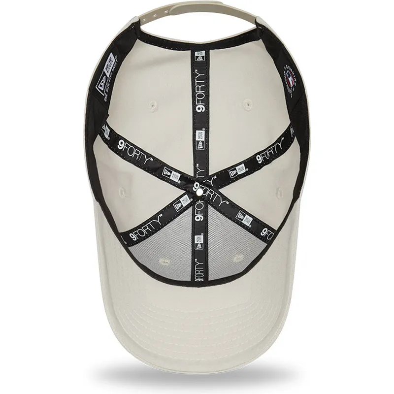 buet-beige-snapback-kasket-med-beige-logo-9forty-tonal-repreve-fra-new-york-yankees-mlb-fra-new-era