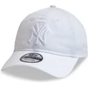 hvid-justerbar-curved-kasket-med-hvidt-logo-9twenty-league-essential-fra-new-york-yankees-mlb-fra-new-era