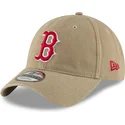 justerbar-lysebrun-buet-kasket-med-rod-logo-9twenty-core-classic-fra-boston-red-sox-mlb-fra-new-era
