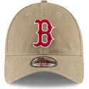 justerbar-lysebrun-buet-kasket-med-rod-logo-9twenty-core-classic-fra-boston-red-sox-mlb-fra-new-era