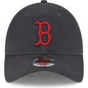 gra-justerbar-kasket-med-buet-skygge-og-rodt-logo-9twenty-core-classic-af-boston-red-sox-mlb-fra-new-era