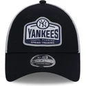 marinebla-og-hvid-9forty-stretch-snap-tab-new-york-yankees-mlb-trucker-cap-fra-new-era
