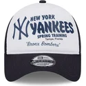 hvid-og-marinebla-9forty-a-frame-team-new-york-yankees-mlb-trucker-kasket-fra-new-era