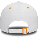 hvid-buet-justerbar-9forty-kasket-med-kontrastpiping-fra-mclaren-racing-formula-1-fra-new-era