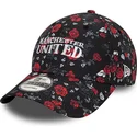 manchester-united-football-club-premier-league-new-era-9forty-justerbar-sort-og-rod-buet-kasket-med-blomstermotiv