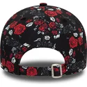 manchester-united-football-club-premier-league-new-era-9forty-justerbar-sort-og-rod-buet-kasket-med-blomstermotiv