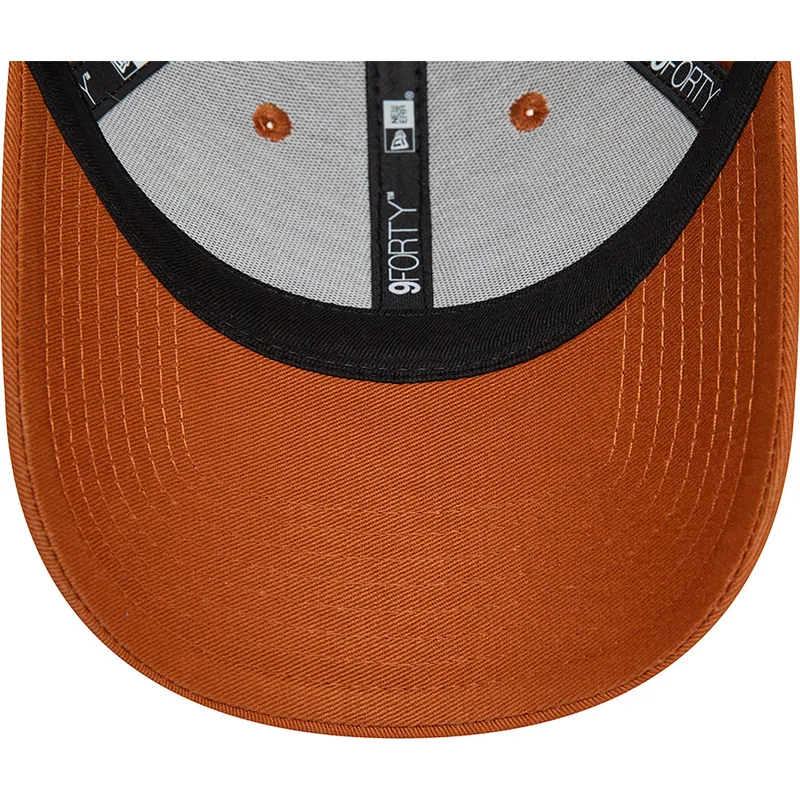 brun-justerbar-9forty-essential-kasket-med-buet-skygge-fra-new-era