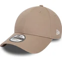 lys-brun-justerbar-9forty-essential-kasket-fra-new-era