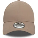 lys-brun-justerbar-9forty-essential-kasket-fra-new-era