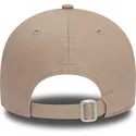 lys-brun-justerbar-9forty-essential-kasket-fra-new-era