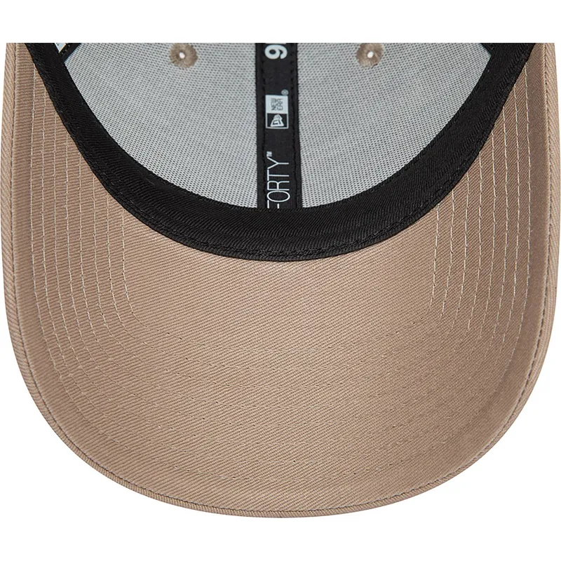 lys-brun-justerbar-9forty-essential-kasket-med-buet-skygge-fra-new-era