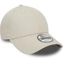 beige-justerbar-9forty-essential-kasket-med-buet-skygge-fra-new-era