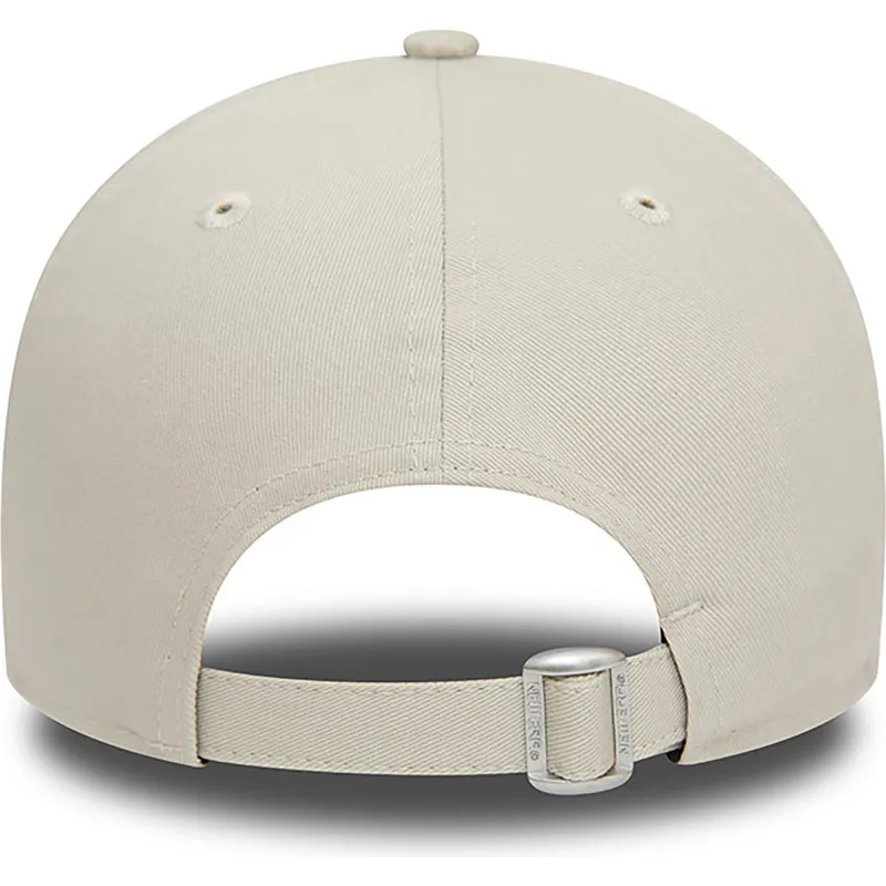 beige-justerbar-9forty-essential-bollehat-fra-new-era
