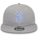 gra-flad-snapback-kasket-med-blat-logo-9fifty-outline-af-new-york-yankees-mlb-fra-new-era