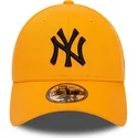 justerbar-orange-buet-cap-med-sort-logo-9forty-league-essential-fra-new-york-yankees-mlb-fra-new-era