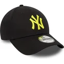 sort-justerbar-curved-kasket-med-gult-logo-9forty-league-essential-fra-new-york-yankees-mlb-fra-new-era