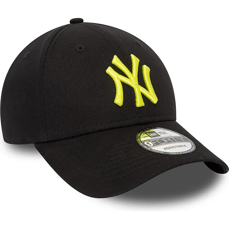 sort-justerbar-curved-kasket-med-gult-logo-9forty-league-essential-fra-new-york-yankees-mlb-fra-new-era