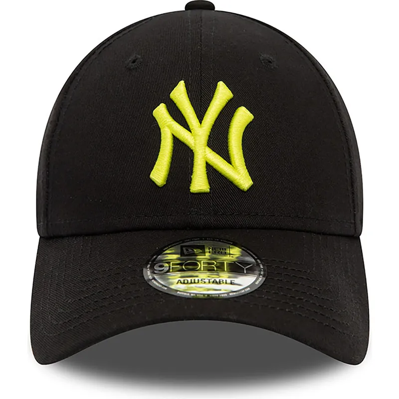 sort-justerbar-curved-kasket-med-gult-logo-9forty-league-essential-fra-new-york-yankees-mlb-fra-new-era