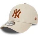 beige-justerbar-buet-kasket-med-brunt-logo-9forty-league-essential-fra-new-york-yankees-mlb-fra-new-era