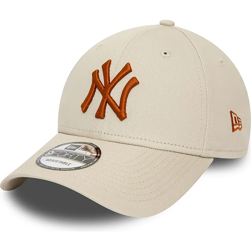 beige-justerbar-bojet-kasket-med-brunt-logo-9forty-league-essential-fra-new-york-yankees-mlb-fra-new-era