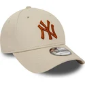 beige-justerbar-bojet-kasket-med-brunt-logo-9forty-league-essential-fra-new-york-yankees-mlb-fra-new-era