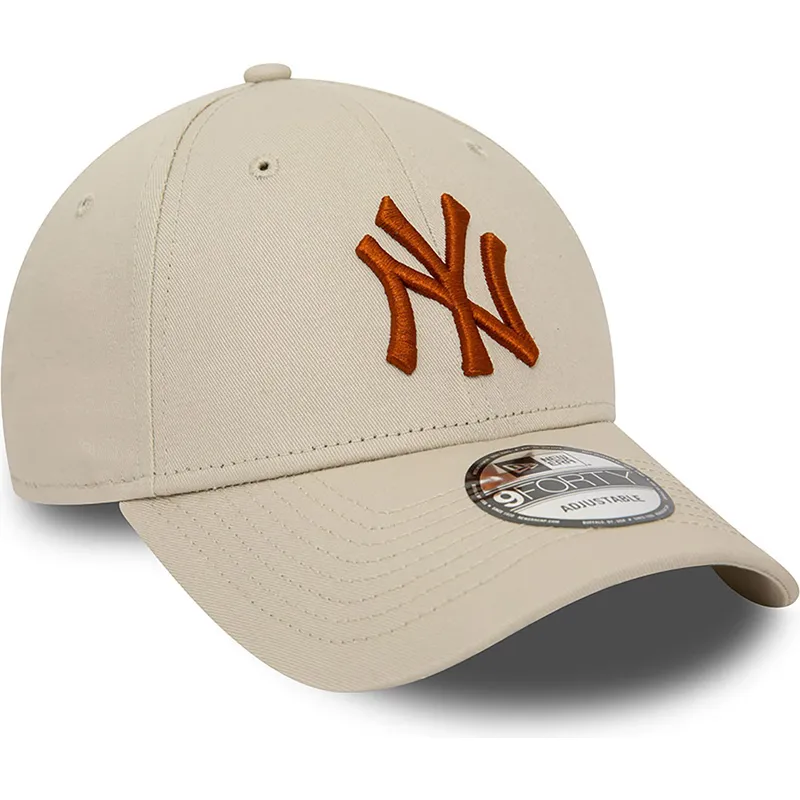 beige-justerbar-bojet-kasket-med-brunt-logo-9forty-league-essential-fra-new-york-yankees-mlb-fra-new-era