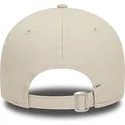 beige-justerbar-bojet-kasket-med-brunt-logo-9forty-league-essential-fra-new-york-yankees-mlb-fra-new-era