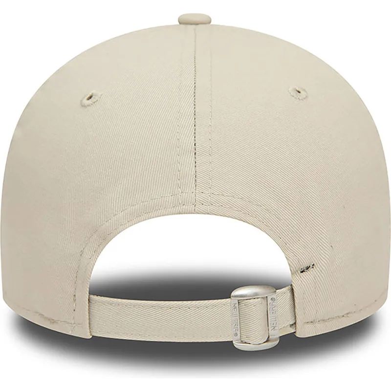 beige-justerbar-bojet-kasket-med-brunt-logo-9forty-league-essential-fra-new-york-yankees-mlb-fra-new-era