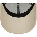 beige-justerbar-bojet-kasket-med-brunt-logo-9forty-league-essential-fra-new-york-yankees-mlb-fra-new-era