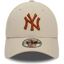 beige-justerbar-bojet-kasket-med-brunt-logo-9forty-league-essential-fra-new-york-yankees-mlb-fra-new-era