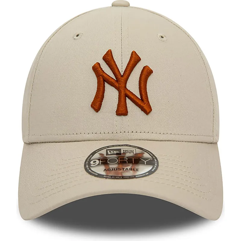 beige-justerbar-bojet-kasket-med-brunt-logo-9forty-league-essential-fra-new-york-yankees-mlb-fra-new-era