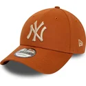 brun-justerbar-buet-kasket-med-beige-logo-9forty-league-essential-fra-new-york-yankees-mlb-fra-new-era