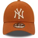 brun-justerbar-buet-kasket-med-beige-logo-9forty-league-essential-fra-new-york-yankees-mlb-fra-new-era