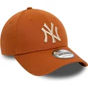 brun-justerbar-buet-kasket-med-beige-logo-9forty-league-essential-fra-new-york-yankees-mlb-fra-new-era