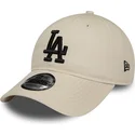 beige-justerbar-buet-kasket-med-sort-logo-9twenty-league-essential-fra-los-angeles-dodgers-mlb-fra-new-era