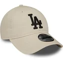 beige-justerbar-buet-kasket-med-sort-logo-9twenty-league-essential-fra-los-angeles-dodgers-mlb-fra-new-era