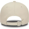 beige-justerbar-buet-kasket-med-sort-logo-9twenty-league-essential-fra-los-angeles-dodgers-mlb-fra-new-era