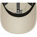 beige-justerbar-buet-kasket-med-sort-logo-9twenty-league-essential-fra-los-angeles-dodgers-mlb-fra-new-era