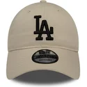 beige-justerbar-buet-kasket-med-sort-logo-9twenty-league-essential-fra-los-angeles-dodgers-mlb-fra-new-era