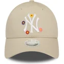 beige-justerbar-kurvet-kasket-til-kvinder-9forty-flower-fra-new-york-yankees-mlb-fra-new-era