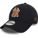 marinebla-justerbar-buet-kasket-med-brunt-logo-9twenty-boucle-af-new-york-yankees-mlb-fra-new-era