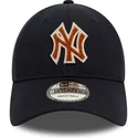 marinebla-justerbar-buet-kasket-med-brunt-logo-9twenty-boucle-af-new-york-yankees-mlb-fra-new-era
