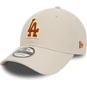 beige-justerbar-buet-kasket-med-brunt-logo-9twenty-boucle-los-angeles-dodgers-mlb-fra-new-era